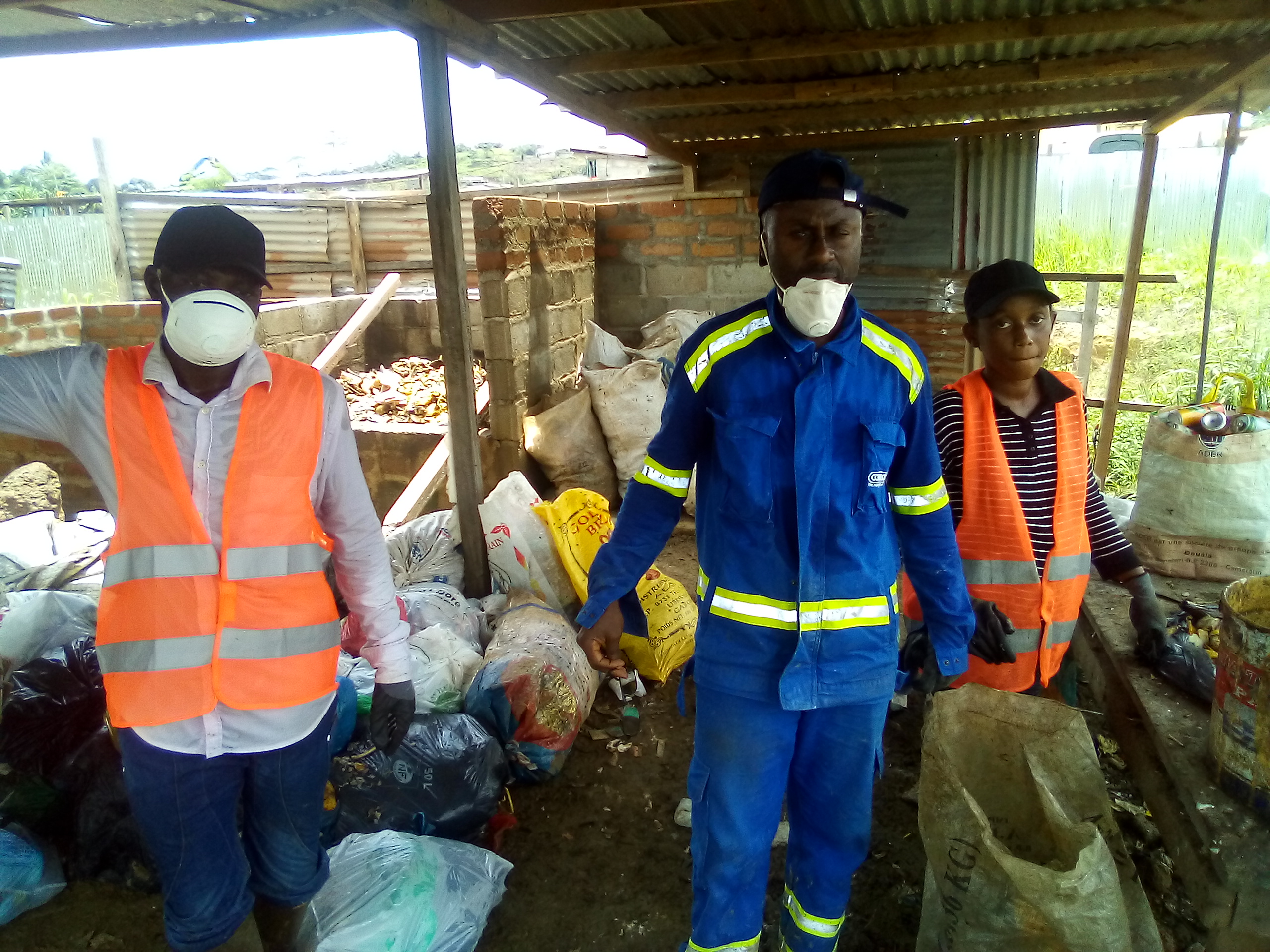 Bénévoles en collecte de déchets